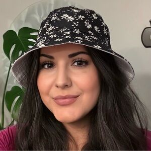 Ardene Reversible Bucket Hat Black White Daisy Floral & Solid White NWT